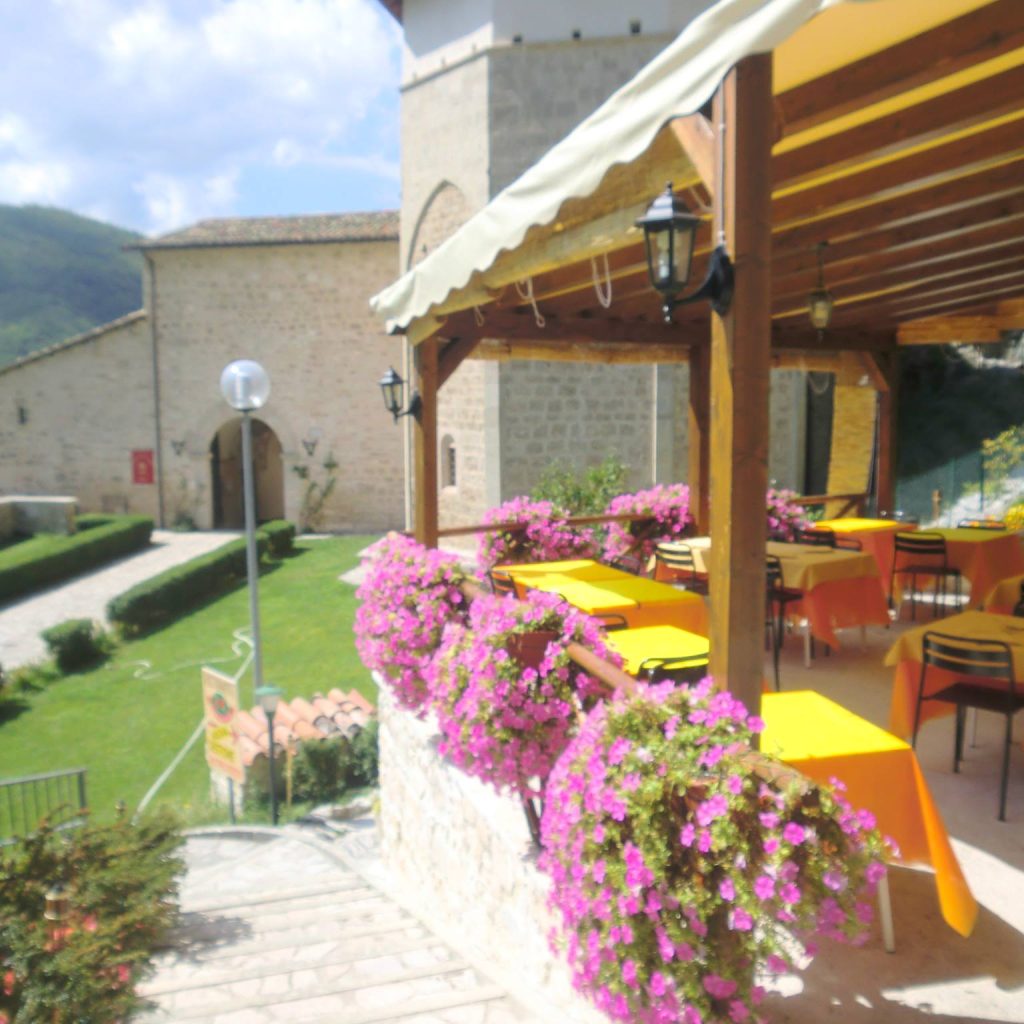 At the Guaita Sant'Eutizio restaurant, specialties from the Umbria-Marche region are offered, featuring organic and high-quality products.