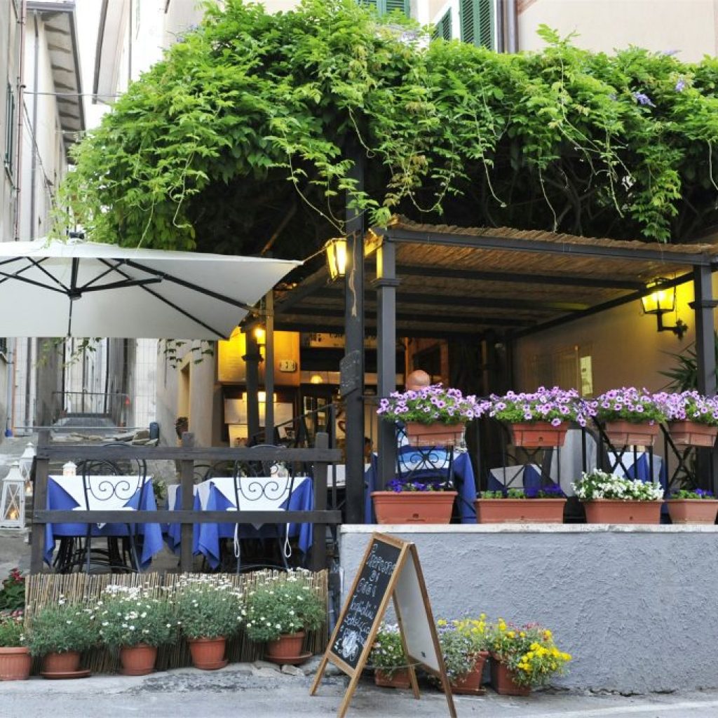 Situato nel centro storico di Tuoro sul Trasimeno, a pochi passi dalla piazza panoramica affacciata sul lago, l’Osteria La Pergola è un ristorante storico.