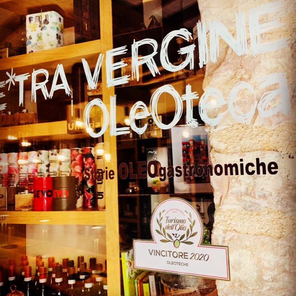 L’olio evo è, dunque, al centro dei piatti del ristorante così come degli originali aperitivi, oltre che delle proposte per un acquisto consapevole.