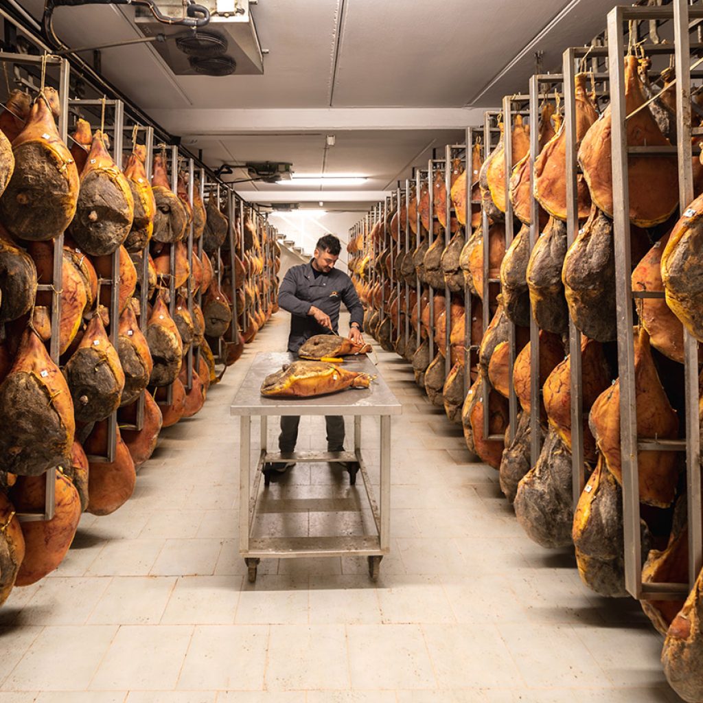 Scopri l'essenza della norcineria dal 1961 con Pizzoni: tradizione, esperienza e passione trasformano la carne in prelibatezze autentiche.