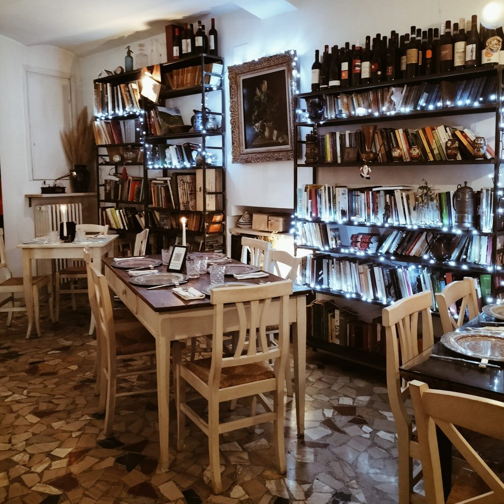 Situato nel centro di Perugia, che propone un menù creato dalla Chef Livia Coarelli con l'idea di offrire cibi sani a prezzi contenuti.