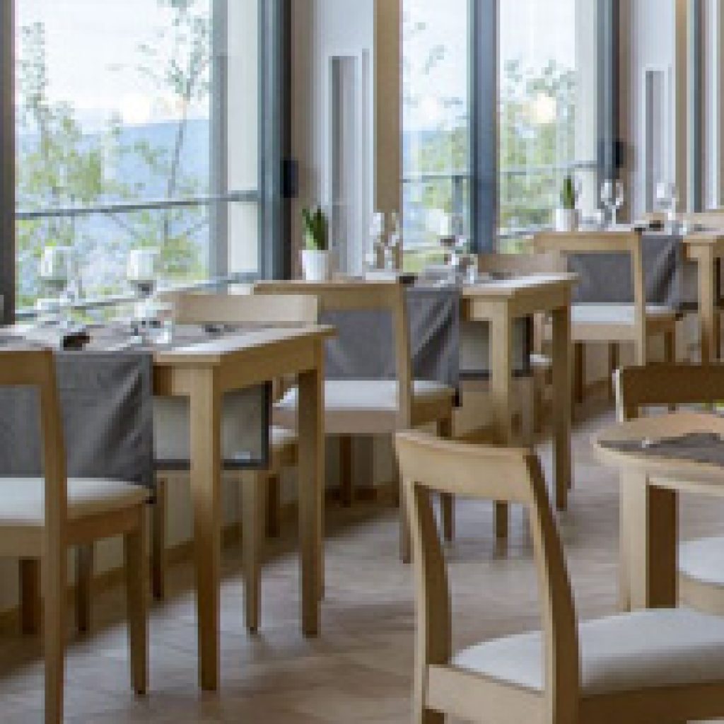 Avete mai visto un ristorante dentro a un Albero di Natale? Al Ristorante La Cia potrete provare l’esperienza di trovarvi proprio in mezzo a un albero di Natale illuminato.