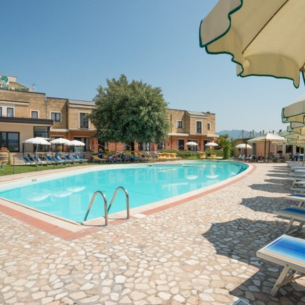 HOTEL**** a Narni (TR)
 Piscina esterna
 Idromassaggio e sauna 
 Campo da calcio e beach volley