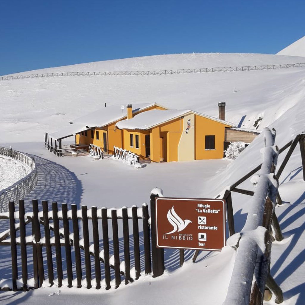 Esplora l'eccezionale Ristorante Il Nibbio a 1300 metri di altitudine: un'accogliente dimora montana con piatti umbri e panorama mozzafiato.