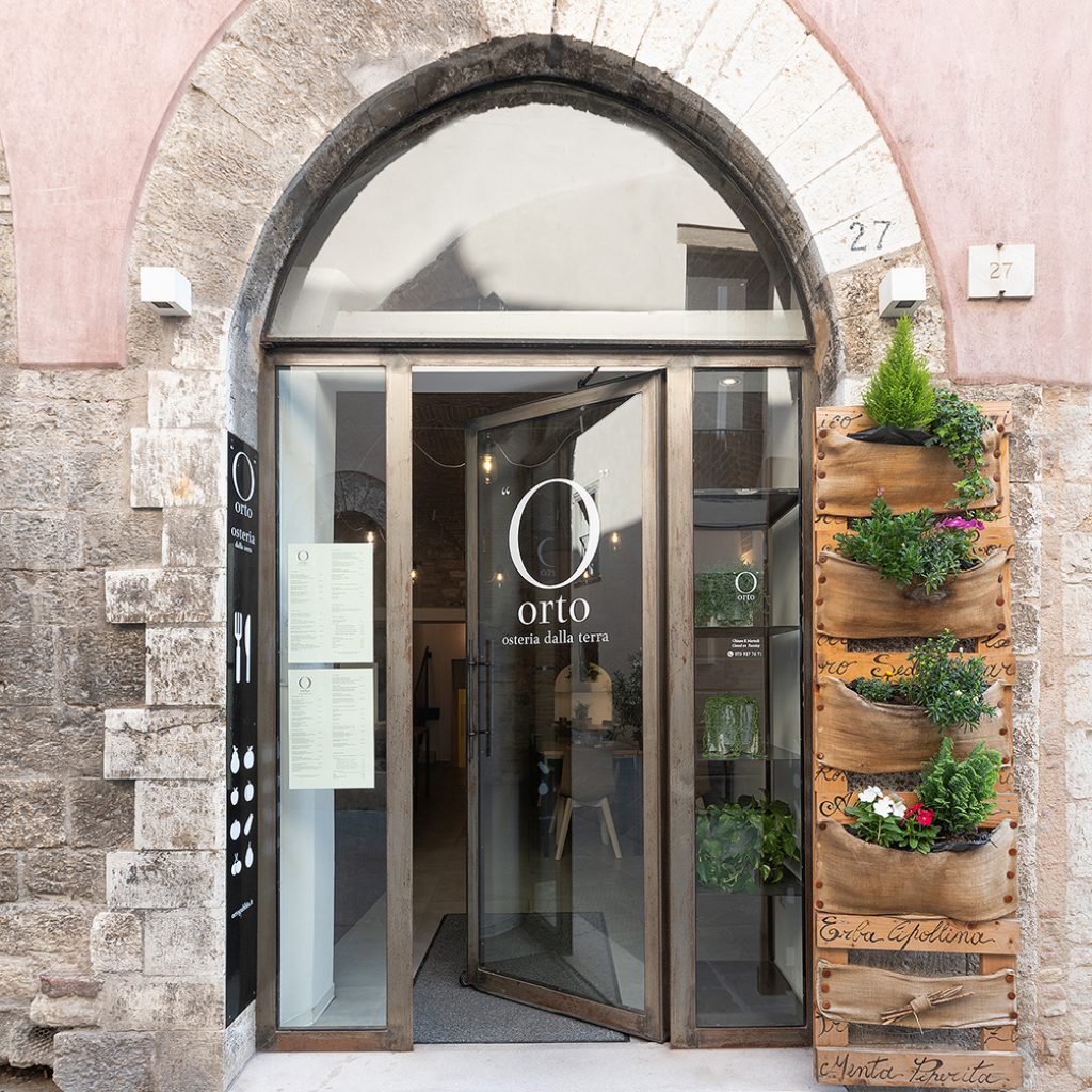 Discover a unique culinary experience in Gubbio: the vegetarian and vegan restaurant celebrates local producers and the taste of Umbria.